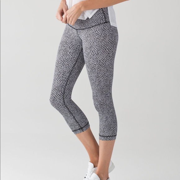 lululemon athletica Scatter Star Arctic Wunder Under III Crop sz 8 - Picture 1 of 8